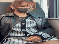 地铁露出挑逗：韵味少妇大胆秀内裤，享受咸猪手抚摸与户外极致诱惑