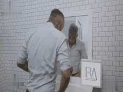 隐身电车痴汉：地铁玩弄极品萝莉白虎嫩穴，最后满嘴浓精茫然吞下