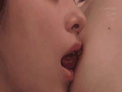 泳装酷女孩练习中耳舔乳抚渐湿，运动少女变柔情潮吹迷离！