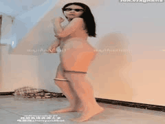 盘发小骚妹内裤火辣诱惑，圆润美乳肤白粉嫩野性十足