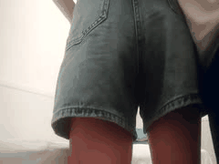 熟女技师短裤被脱乱摸扣穴差点高潮！大哥花钱冤枉全靠自撸