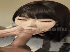 高颜值反差妹在家偷情：趁哥哥不注意深喉他的好兄弟到射精