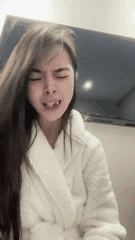 抖音直播中的受虐SM体验滴蜡吃烟头的极限挑战_2