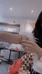 抖音直播中的受虐SM体验滴蜡吃烟头的极限挑战