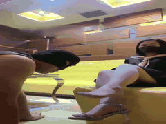 KTV娱乐场狂野调教_美女跪舔高跟鞋耳光扇红脸钻胯求饶欲罢不能