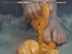 南国裸足美女牛仔裤踩橘子狂野舔脚调教_投稿福利让你血脉喷张欲火焚身