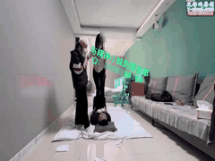 双女主精神小妹调教狂欢_白袜裸足踩踏踢裆_羞辱舔脚极致臣服快感