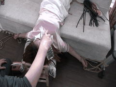 粉色JK少女绳索紧缚倒吊_细腿分腿挠痒调教_极致SM束缚快感