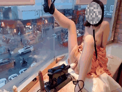 繁华商圈窗前炮机狂虐小母狗_一条腿高抬固定路人偷窥更浪叫_求大鸡巴猛操骚穴