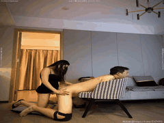 纹身夫妻调教狂欢_老婆踩肩假阳具猛插老公_屈辱反差玩到喷_刺激到骨子里