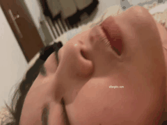 下药迷晕性感黑丝女友_各种异物尽情塞入私处任玩