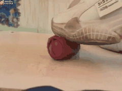 运动鞋踩踏鞋交诱惑_口水润滑的极致足控快感_1