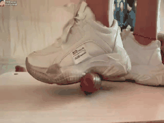 运动鞋踩踏鞋交诱惑_口水润滑的极致足控快感_2