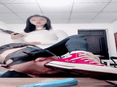 靡兔丝袜足控诱惑_清理高跟鞋时粗口辱骂超刺激