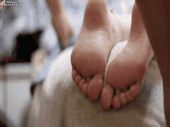 诱惑裸足背身足交 射满脚底极致高潮_1