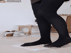 小甜豆厚黑丝平底鞋踩食物 积分限定脚模丝袜诱惑