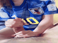 ROYTS女王足球球服嫩手龟头责，玩弄鸡巴仅10分钟就败北！