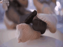 黑丝白丝丝足诱惑：恋足榨精调教，谁做你的专属奴隶？