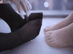 黑丝白丝丝足诱惑：恋足榨精鬼头责，谁更适合做你的专属奴隶？