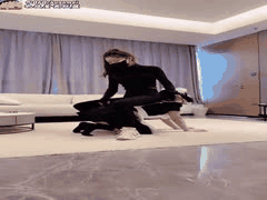 美美子套路直播：萝莉女仆白袜瑜伽裤羞辱调教，舔脚闻鞋诱惑