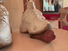 运动鞋踩踏鞋交，口水隔板诱惑玩法