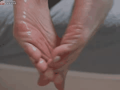 水嫩光滑玉足诱惑，黑丝包裹让人忍不住想舔！