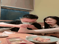 日料店美女撩拨诱惑：这双美脚你敢闻吗？