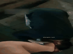 街头大胆挑战：随机找美女要求舔脚，反应太刺激！