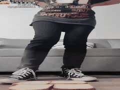 00后小彤单人诱惑：牛仔裤帆布鞋踩食物，语言羞辱超刺激！