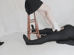 JK女主人小皮鞋足交调教：Hello Kitty棉袜隔板踩狗鸡巴