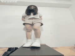 肤白貌美长腿小姐姐白袜运动鞋踩踏鸡巴+黑色高跟鞋交，嫩脚诱惑超赞！