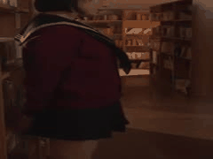 电车调教失控高潮！木玉奈奈美兴奋尿裤子，自问变态吗？