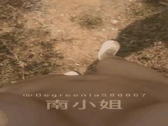南小姐推特重口母狗秀：户外露奶自慰尿尿+厕所垃圾桶变态吞精