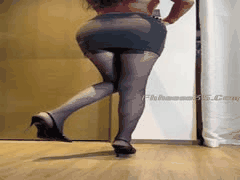 播音系白富美女神小美跪地当母狗求主人猛操，付费群独家SM调教