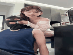 办公室女秘书高跟鞋调教老板：玩弄射精后强制舔食浓痰与脚上精华