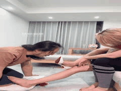 牙乖乖拉拉情侣主开发男同学做奴，轮流圣水调教狂欢