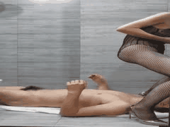 中年妖精熟女圣水狂欢！直接尿给男人喝，大尺度自慰私拍福利_1