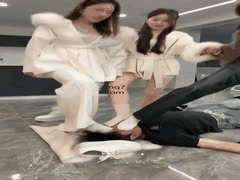 超颜值银儿三女S狠虐踢头残酷踩踏耳光SM调教全集