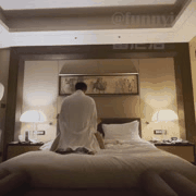 欲求不满的淫荡嫂子_后入狂欢中一边吞吐大棒_分享老婆被三壮男轮番征服高潮迭起