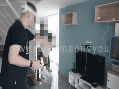 傻老公打游戏蒙在鼓里！单男鸡巴已插入淫妻下体，做饭还夹大肉棒，旁边绿帽超刺激【12分01秒】