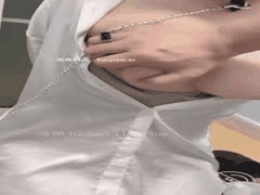 海角社区奶子即正义：趁夫外出约炮上门，镜前撅臀打电话舔屌的刺激NTR幻想