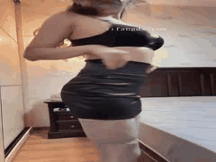 抖音高颜值人妻馨月姐姐丝袜包臀裙制服诱惑福利合集：情趣内衣裸舞自摸，韵味十足骚劲欠操