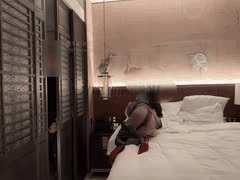 绿帽丈夫酒店套房偷窥美腿妻子被单男疯狂输出