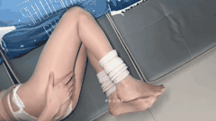 白龙猫女丝袜玉足诱惑_制服长腿撩人曲线_欲火焚身一触即发