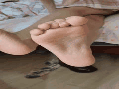 约大一学妹回家，尽享白丝嫩足的恋足诱惑