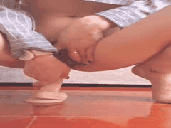 袁静丝袜制服诱惑：苗条熟女的骚情难挡，无法拒绝！