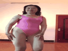 熟女狂野诱惑：高跟肉丝包臀裙扭腰热舞，直戳肥臀控性癖！