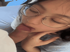 反差眼镜高中生萝莉妹深喉吞精技巧超神_稚嫩母狗本性彻底暴露欲罢不能