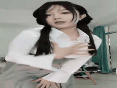 娇小萝莉学生妹变身小母狗_年纪轻轻就主动勾引男人欲罢不能