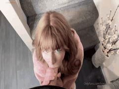 芭比娃娃般萝莉反差母狗跪舔口交_甜美外表下狂野诱惑让你上瘾